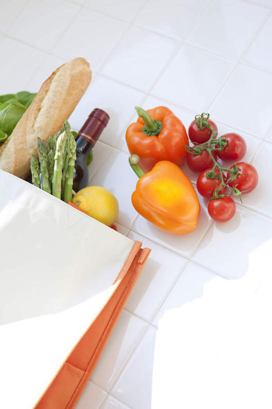 点心,面包,红酒,葡萄酒,无人,竖图,俯视,室内,白天,购物,消费,桌面,辣椒,蔬菜,西红柿,袋子,新鲜,包装袋,手提袋,生菜,莴苣,食品,面点,购物袋,酒类,酒,食物,糕点,饮料,一个,红葡萄酒,金融,有机食品,绿色食品,单个,一瓶,购买,贸易,彩椒,辣角,红海椒,大椒,辣虎,广椒,春菜,鹅仔菜,莴仔菜,千金菜,叶用莴苣,樱桃番茄,甜椒,柿子椒,圣女果,辣子,海椒,番茄,番椒,灯笼椒,彩图,高角度拍摄