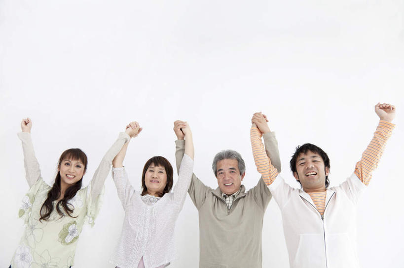 东方人,头发,两个人,四个人,家庭,夫妻,母亲,父亲,女儿,儿子,站,举,伸展双臂,握手,笑,摸,微笑,露齿笑,横图,室内,白天,白色背景,正面,爱情,亚洲,一排,抚摸,阴影,服装,整齐,光线,影子,墙,浪漫,注视,休闲装,黄种人,墙壁,墙面,排列,衣服,黑色,灰色,阳光,观察,看,托,站着,休闲,温暖,温馨,父子,母女,一家人,休闲服,恩爱,父爱,母爱,恋人,摄影,服饰,影棚,观看,和睦,察看,队列,关注,老年男性,老年女性,男人,男性,年轻男性,年轻女性,女人,女性,亚洲人,长发,夫妇,情侣,敞开双臂,触摸,接触,举起,举手,举着,拉手,伸开双臂,手拉手,手握手,向上举,向上伸,向上托,展开双肩,站立,张开手臂,张开双臂,半身,彩图,影棚拍摄,拍摄,伴侣,融洽