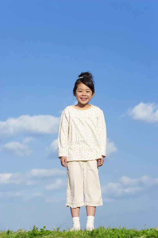 东方人,儿童,头发,一个人,站,笑,摸,微笑,露齿笑,竖图,室外,白天,正面,旅游,度假,纯洁,草地,草坪,植物,亚洲,仅一个女性,仅一个人,抚摸,阴影,服装,光线,影子,云,云朵,云彩,注视,休闲装,黄种人,娱乐,草,小孩,衣服,蓝色,绿色,白色,黑色,白云,蓝天,天空,阳光,天,观察,看,站着,仅一个小孩,享受,休闲,休闲服,放松,可爱,童年,童趣,服饰,观看,察看,关注,童真,烂漫,无邪,天真,女孩,女人,女性,亚洲人,孩子,触摸,接触,站立,彩图,全身,女生