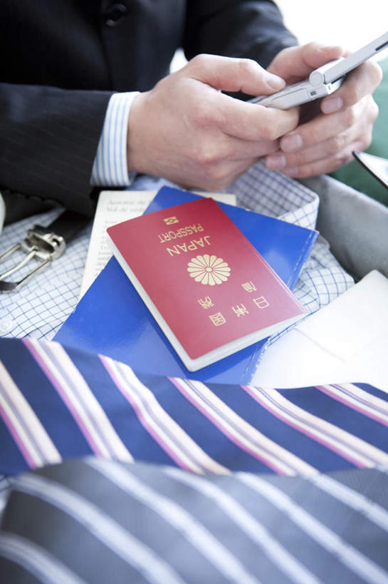 东方人,一个人,商务人士,商务男性,坐,摸,打电话,竖图,俯视,室内,白天,衬衫,电话,手机,亚洲,仅一个男性,仅一个人,许多,抚摸,敲打,握,条纹,套装,笔,材料,档案,文件,办公用品,领带,拿,拿着,黄种人,输入,通讯设备,文具,仅一个年轻男性,粉色,红色,蓝色,学习用品,资料,打字,握着,点击,敲击,护照,文具用品,文档,商务装,工薪阶层,交流,按键,男人,男性,年轻男性,亚洲人,白领,上班族,触摸,沟通,接触,通话,坐着,半身,彩图,高角度拍摄,衬衣