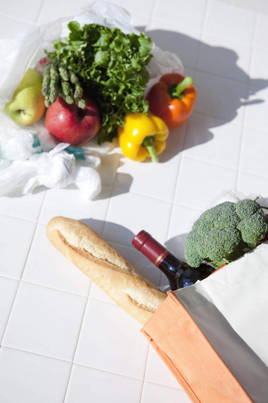 红酒,葡萄酒,无人,竖图,俯视,室内,白天,购物,消费,桌面,辣椒,蔬菜,西红柿,袋子,阴影,新鲜,光线,包装袋,手提袋,影子,花菜,花椰菜,生菜,莴苣,西兰花,食品,购物袋,酒类,酒,食物,饮料,一个,阳光,红葡萄酒,金融,有机食品,绿色食品,单个,一瓶,购买,贸易,彩椒,辣角,红海椒,大椒,辣虎,广椒,春菜,鹅仔菜,莴仔菜,千金菜,叶用莴苣,甜椒,柿子椒,辣子,海椒,番茄,番椒,灯笼椒,彩图,高角度拍摄