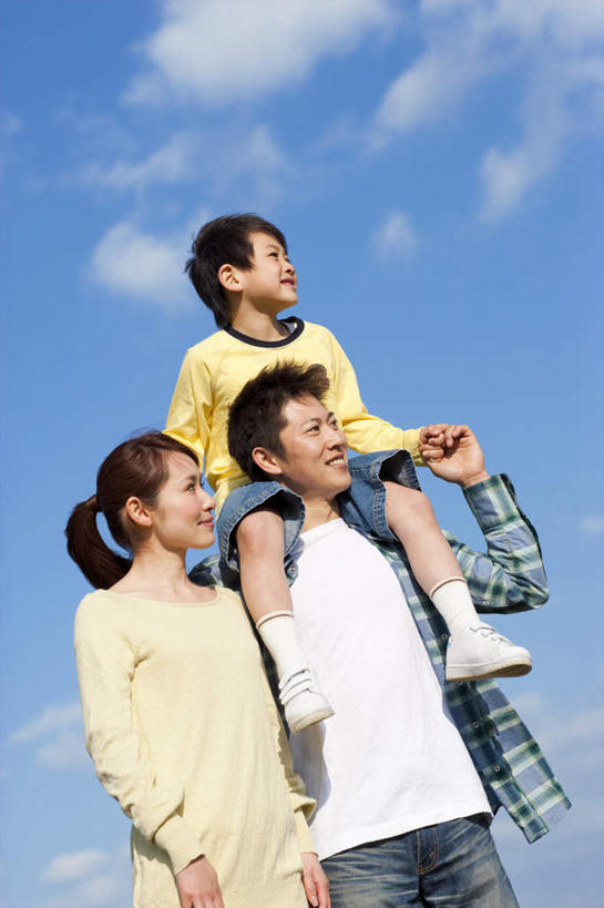 东方人,儿童,头发,三个人,家庭,夫妻,母亲,父亲,儿子,站,笑,摸,微笑,露齿笑,竖图,室外,白天,正面,爱情,旅游,度假,纯洁,亚洲,撑,抚摸,阴影,服装,光线,影子,云,云朵,浪漫,云彩,注视,休闲装,黄种人,娱乐,小孩,骑,衣服,黄色,蓝色,白色,黑色,白云,蓝天,天空,阳光,天,观察,看,扛,站着,享受,休闲,温暖,温馨,父子,母子,三口之家,一家人,休闲服,恩爱,放松,父爱,可爱,母爱,童年,童趣,恋人,服饰,观看,和睦,察看,撑着,关注,童真,烂漫,无邪,扛在肩上,骑在肩上,天真,男孩,男人,男性,年轻男性,年轻女性,女人,女性,亚洲人,孩子,年轻人,夫妇,情侣,触摸,接触,站立,半身,彩图,伴侣,融洽,男生