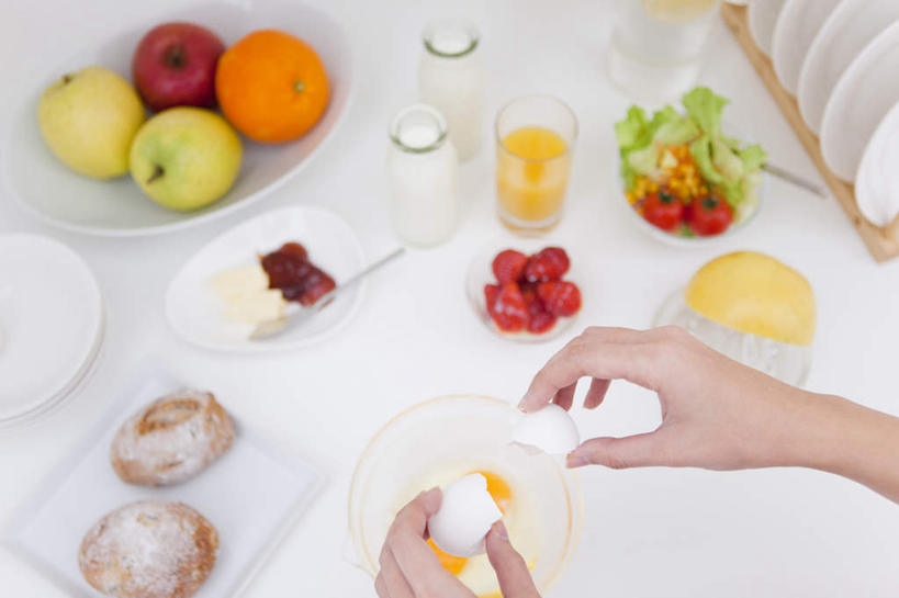 点心,面包,东方人,手,一个人,摸,横图,俯视,室内,白天,苹果,草莓,浆果,梨,杯子,餐具,水果,亚洲,仅一个年轻女性,仅一个女性,仅一个人,一堆,一排,许多,抚摸,握,堆叠,堆积,新鲜,整齐,瓷器,碟子,盘,蛋,调料,鸡蛋,生食,食品,面点,果实,咖啡杯,陶瓷制品,调味品,拿,调味料,拿着,黄种人,食物,糕点,排列,白色,盘子,碟,手部,香梨,握着,有机食品,绿色食品,堆,队列,瓷杯,卵,年轻女性,女人,女性,亚洲人,洋莓,水果皇后,生梨,红莓,地莓,触摸,接触,半身,彩图,高角度拍摄