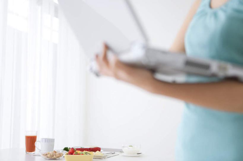 东方人,头发,一个人,客厅,站,举,伸展双臂,捧,笑,微笑,露齿笑,横图,室内,白天,侧面,电脑,笔记本电脑,窗户,落地窗,辣椒,蔬菜,西红柿,杯子,餐具,亚洲,仅一个年轻女性,仅一个女性,仅一个人,一堆,许多,阴影,堆叠,堆积,服装,新鲜,光线,网络,碟子,盘,影子,墙,食品,扭头,注视,休闲装,黄种人,通讯设备,玻璃窗,墙壁,墙面,食物,衣服,黄色,蓝色,黑色,阳光,盘子,水杯,碟,碗,观察,看,托,站着,转头,休闲,休闲服,服饰,有机食品,绿色食品,观看,堆,察看,无线,关注,通信设备,无线网络,无线上网,便携式电脑,彩椒,辣角,红海椒,大椒,辣虎,广椒,手提电脑,年轻女性,女人,女性,亚洲人,茶杯,樱桃番茄,甜椒,柿子椒,圣女果,辣子,海椒,番茄,番椒,灯笼椒,敞开双臂,端,端着,举起,举手,举着,捧着,伸开双臂,手捧,向上举,向上伸,向上托,展开双肩,站立,张开手臂,张开双臂,半身,彩图