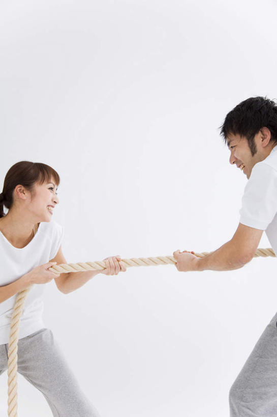 东方人,头发,两个人,家庭,夫妻,站,拉,笑,微笑,露齿笑,竖图,室内,白天,白色背景,侧面,爱情,锻炼,快乐,比赛,运动,竞争,亚洲,一根,服装,浪漫,注视,休闲装,黄种人,娱乐,相视,衣服,黄色,白色,黑色,绳子,观察,看,站着,休闲,温暖,温馨,一家人,面对面,休闲服,恩爱,恋人,摄影,服饰,影棚,观看,对视,绳索,扯,和睦,察看,体育运动,关注,相对,相看,体育,男人,男性,年轻男性,年轻女性,女人,女性,亚洲人,长发,夫妇,情侣,站立,半身,彩图,影棚拍摄,健身,拍摄,伴侣,融洽