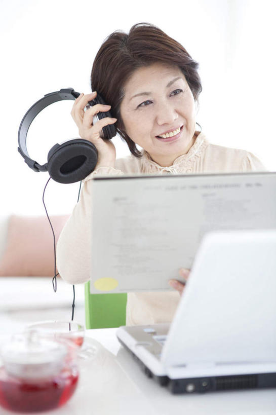 东方人,头发,一个人,坐,笑,摸,微笑,露齿笑,竖图,室内,白天,正面,快乐,满意,幸福,电脑,笔记本电脑,床,沙发,桌子,餐具,亚洲,仅一个女性,仅一个人,抚摸,握,阴影,光线,网络,碟子,盘,影子,办公桌,双人床,床单,音响,音乐,拿,听,拿着,注视,黄种人,娱乐,通讯设备,被子,黑色,阳光,盘子,耳机,碟,观察,看,靠,靠着,倚靠,享受,休闲,放松,握着,仅一个老年女性,观看,察看,无线,舒适,被单,享乐,倚着,关注,通信设备,无线网络,布艺沙发,无线上网,便携式电脑,手提电脑,老年女性,女人,女性,亚洲人,触摸,接触,坐着,半身,彩图