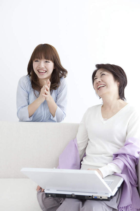 东方人,头发,两个人,家庭,母亲,女儿,客厅,站,坐,笑,摸,微笑,露齿笑,竖图,室内,白天,正面,电脑,笔记本电脑,沙发,亚洲,撑,抚摸,敲打,弯腰,网络,墙,注视,黄种人,输入,通讯设备,墙壁,墙面,黑色,打字,观察,看,站着,温暖,温馨,母女,一家人,母爱,观看,点击,敲击,和睦,察看,无线,起居室,撑着,关注,通信设备,无线网络,布艺沙发,无线上网,便携式电脑,弯身,按键,手提电脑,老年女性,年轻女性,女人,女性,亚洲人,长发,触摸,接触,站立,坐着,半身,彩图,融洽