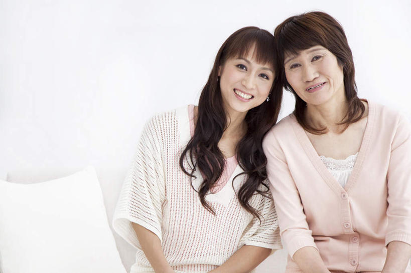 东方人,头发,两个人,家庭,母亲,女儿,客厅,坐,笑,摸,微笑,露齿笑,横图,室内,白天,白色背景,正面,靠垫,沙发,亚洲,抚摸,服装,墙,靠枕,注视,休闲装,黄种人,墙壁,墙面,衣服,白色,黑色,垫子,枕头,观察,看,靠,靠着,倚靠,休闲,温暖,温馨,母女,一家人,休闲服,母爱,摄影,服饰,影棚,观看,和睦,察看,起居室,倚着,关注,布艺沙发,老年女性,年轻女性,女人,女性,亚洲人,长发,触摸,接触,坐着,半身,彩图,影棚拍摄,拍摄,融洽