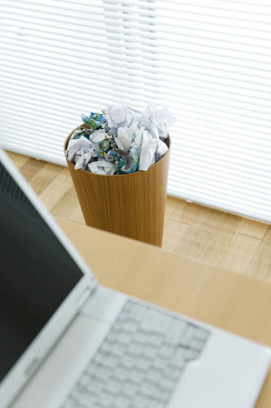 无人,竖图,俯视,室内,白天,电脑,笔记本电脑,窗户,落地窗,桌子,一堆,许多,阴影,堆叠,堆积,环保,光线,网络,影子,办公桌,垃圾,垃圾桶,通讯设备,玻璃窗,阳光,容器,储藏,堆,垃圾箱,一台,回收,资源,无线,储存,通信设备,无线网络,无线上网,便携式电脑,利用,低碳,循环,手提电脑,彩图,高角度拍摄,贮存