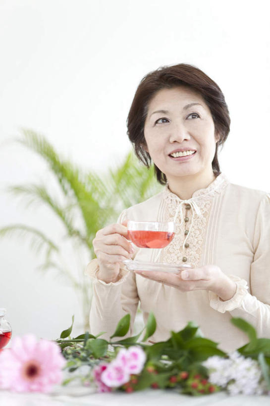 东方人,头发,一个人,客厅,坐,捧,摸,竖图,室内,白天,正面,快乐,幸福,植物,窗户,杯子,餐具,亚洲,仅一个女性,仅一个人,抚摸,握,阴影,盛开,光线,瓷器,碟子,盘,盆栽,影子,墙,玛格丽特,咖啡杯,盆景,陶瓷制品,拿,花蕾,拿着,黄种人,玻璃窗,墙壁,墙面,雏菊,花,花瓣,花朵,鲜花,粉色,绿色,黑色,阳光,自然,盘子,碟,花苞,花蕊,菊花,活力,握着,仅一个老年女性,生长,成长,希望,起居室,坚强,瓷杯,和平,离别,延命菊,幸福花,春菊,马兰头花,暗恋,纯情,单恋,天真,老年女性,女人,女性,亚洲人,触摸,端,端着,接触,捧着,手捧,坐着,半身,彩图,愉快