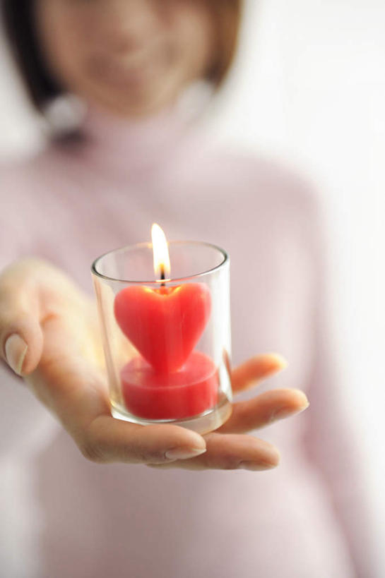 东方人,头发,一个人,焊工,捧,笑,摸,微笑,露齿笑,竖图,室内,特写,白天,正面,爱情,窗户,落地窗,蜡烛,亚洲,仅一个年轻女性,仅一个女性,仅一个人,抚摸,握,阴影,服装,爱心,朦胧,模糊,光线,火焰,影子,烛光,浪漫,燃烧,拿,拿着,休闲装,黄种人,玻璃窗,一个,衣服,粉色,红色,黑色,阳光,点燃,休闲,温暖,温馨,心形,休闲服,恩爱,握着,服饰,单个,和睦,年轻女性,女人,女性,亚洲人,心型,电焊工,焊接工,触摸,端,端着,接触,捧着,手捧,半身,彩图,融洽