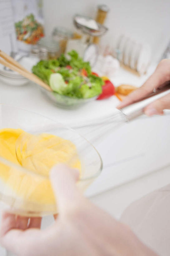 东方人,一个人,摸,竖图,俯视,室内,白天,厨房,蔬菜,西红柿,餐具,水果,亚洲,仅一个年轻女性,仅一个女性,仅一个人,许多,抚摸,握,朦胧,模糊,碟子,盘,生菜,莴苣,蛋,鸡蛋,蔬菜沙拉,沙拉,拿,拿着,黄种人,色拉,沙律,一个,盘子,打蛋器,碟,碗,搅拌,握着,有机食品,绿色食品,单个,色拉酱,千岛酱,春菜,鹅仔菜,莴仔菜,千金菜,卵,叶用莴苣,年轻女性,女人,女性,亚洲人,进餐用具,烹调用具,樱桃番茄,圣女果,番茄,触摸,接触,半身,彩图,高角度拍摄,灶间