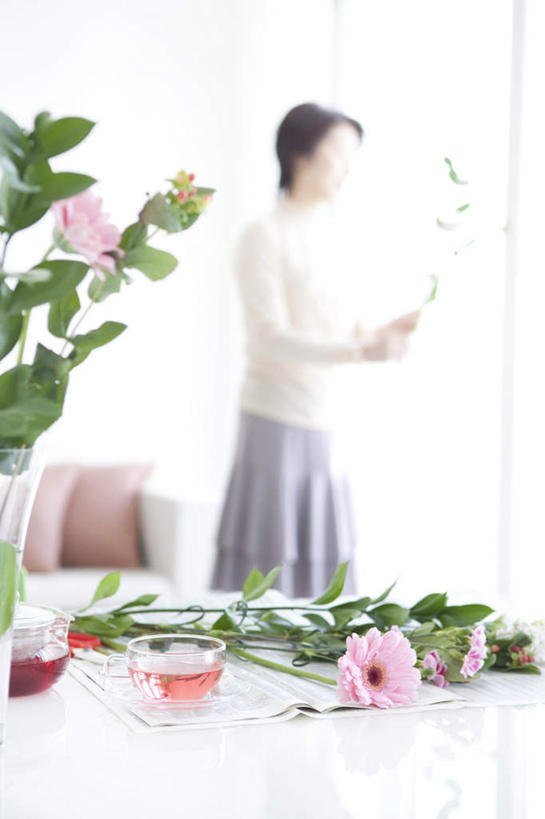 东方人,头发,一个人,客厅,站,笑,摸,微笑,露齿笑,竖图,室内,白天,侧面,快乐,幸福,窗户,靠垫,落地窗,沙发,亚洲,仅一个女性,仅一个人,撑,抚摸,阴影,服装,盛开,光线,影子,墙,玛格丽特,靠枕,花蕾,注视,休闲装,黄种人,玻璃窗,墙壁,墙面,雏菊,花,花瓣,花朵,鲜花,衣服,粉色,白色,黑色,阳光,垫子,枕头,花苞,花蕊,观察,看,站着,休闲,休闲服,菊花,活力,服饰,仅一个老年女性,观看,希望,察看,起居室,撑着,坚强,关注,和平,布艺沙发,离别,延命菊,幸福花,春菊,马兰头花,暗恋,纯情,单恋,天真,老年女性,女人,女性,亚洲人,长发,触摸,接触,站立,半身,彩图,愉快