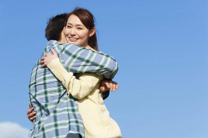 东方人,头发,两个人,家庭,夫妻,站,抱,笑,摸,微笑,露齿笑,横图,室外,白天,仰视,衬衫,爱情,旅游,度假,亚洲,抚摸,阴影,服装,光线,影子,云,云朵,浪漫,云彩,注视,休闲装,黄种人,娱乐,衣服,黄色,蓝色,黑色,白云,蓝天,天空,阳光,天,观察,看,站着,享受,休闲,温暖,温馨,一家人,休闲服,恩爱,放松,恋人,服饰,抱着,观看,和睦,察看,搂着,关注,男人,男性,年轻男性,年轻女性,女人,女性,亚洲人,长发,夫妇,情侣,触摸,怀抱,接触,搂,搂抱,相抱,拥抱,站立,半身,彩图,低角度拍摄,衬衣,伴侣,融洽