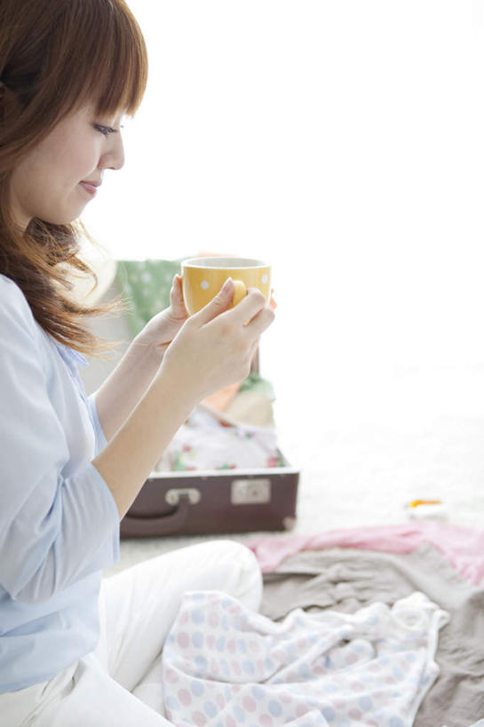 东方人,头发,一个人,坐,捧,笑,摸,微笑,露齿笑,竖图,室内,白天,侧面,杯子,亚洲,仅一个年轻女性,仅一个女性,仅一个人,一堆,许多,抚摸,握,阴影,堆叠,堆积,服装,光线,瓷砖,地砖,拉杆箱,旅行箱,影子,墙,地面,一杯,拿,拿着,注视,休闲装,黄种人,墙壁,墙面,一个,衣服,黑色,阳光,水杯,行李箱,箱子,低头,观察,看,休闲,休闲服,握着,服饰,单个,观看,堆,出差,察看,关注,年轻女性,女人,女性,亚洲人,茶杯,触摸,端,端着,接触,捧着,手捧,坐着,半身,彩图,旅行