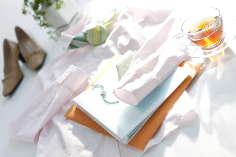 无人,横图,俯视,室内,特写,白天,衬衫,植物,桌面,杯子,书籍,鞋子,一堆,一双,许多,阴影,堆叠,堆积,朦胧,模糊,光线,瓷器,盆栽,眼镜,影子,褐色,咖啡杯,盆景,陶瓷制品,粉色,绿色,阳光,自然,生长,成长,堆,瓷杯,近视眼镜,书,图书,彩图,高角度拍摄,衬衣,皮鞋