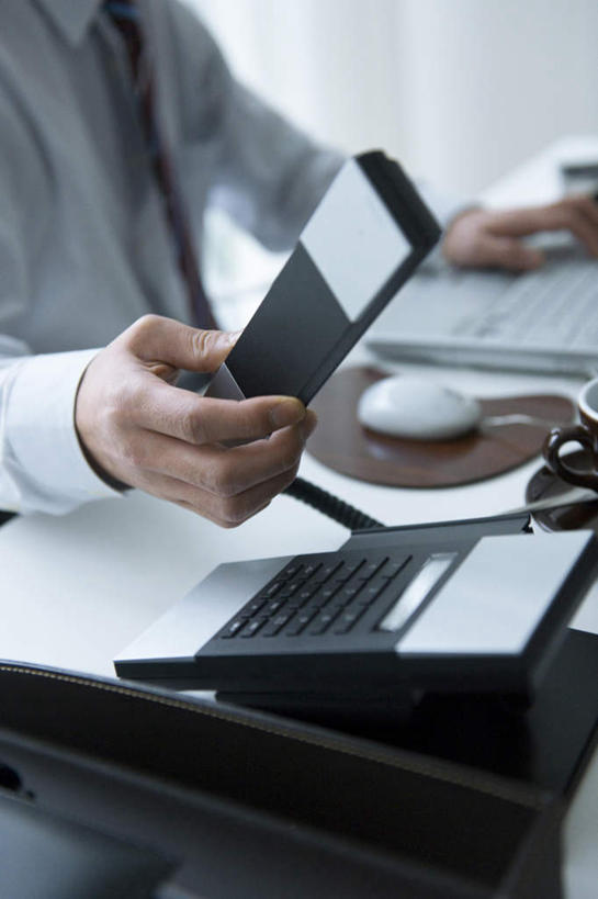 东方人,一个人,商务人士,商务男性,办公室,坐,举,摸,打电话,竖图,俯视,室内,白天,衬衫,电脑,笔记本电脑,桌子,电话,手机,亚洲,仅一个男性,仅一个人,抚摸,握,阴影,套装,光线,网络,材料,档案,文件,影子,办公桌,领带,拿,拿着,黄种人,通讯设备,仅一个年轻男性,白色,阳光,资料,靠,靠着,托,倚靠,握着,无线,倚着,文档,通信设备,商务装,无线网络,无线上网,便携式电脑,工薪阶层,一部,交流,手提电脑,男人,男性,年轻男性,亚洲人,白领,上班族,触摸,沟通,接触,举起,举手,举着,通话,向上举,向上伸,向上托,坐着,半身,彩图,高角度拍摄,衬衣