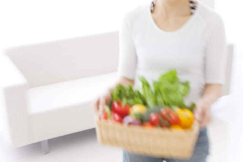 东方人,头发,一个人,站,捧,摸,横图,俯视,室内,白天,靠垫,沙发,辣椒,蔬菜,西红柿,洋葱,水果,亚洲,仅一个年轻女性,仅一个女性,仅一个人,抚摸,握,阴影,服装,朦胧,模糊,光线,瓷砖,地砖,篮子,影子,墙,生菜,莴苣,蔬菜沙拉,沙拉,靠枕,地面,拿,拿着,休闲装,黄种人,色拉,沙律,墙壁,墙面,一个,衣服,阳光,垫子,枕头,站着,休闲,休闲服,握着,服饰,有机食品,绿色食品,单个,色拉酱,千岛酱,布艺沙发,彩椒,辣角,红海椒,大椒,辣虎,广椒,春菜,鹅仔菜,莴仔菜,千金菜,叶用莴苣,年轻女性,女人,女性,亚洲人,圆葱,洋葱头,甜椒,柿子椒,球葱,辣子,海椒,番茄,番椒,灯笼椒,触摸,端,端着,接触,捧着,手捧,站立,半身,彩图,高角度拍摄