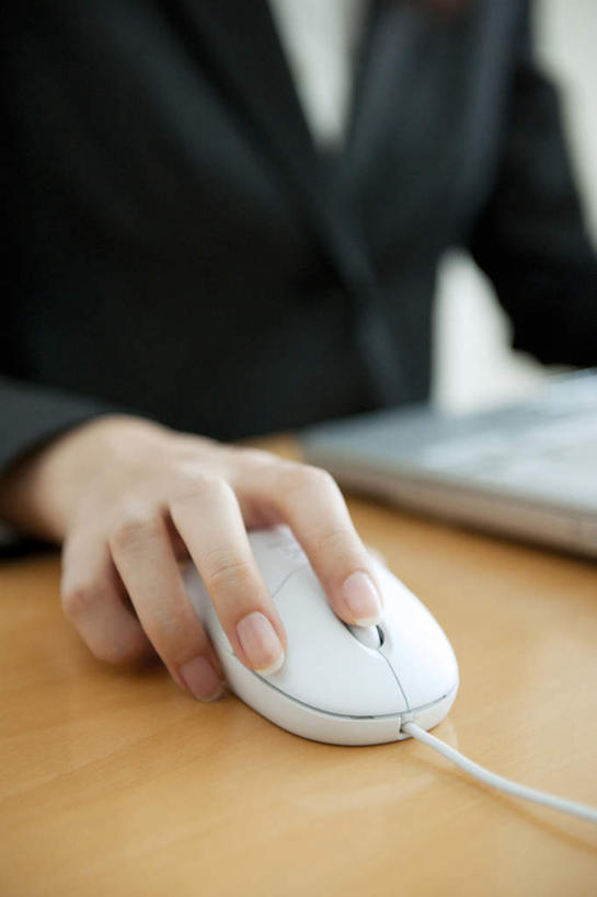 东方人,一个人,商务人士,商务男性,办公室,坐,摸,竖图,室内,白天,正面,衬衫,电脑,笔记本电脑,桌子,亚洲,仅一个男性,仅一个人,抚摸,敲打,阴影,套装,朦胧,模糊,光线,网络,影子,办公桌,领带,黄种人,输入,通讯设备,仅一个年轻男性,阳光,打字,靠,靠着,倚靠,点击,敲击,无线,倚着,通信设备,商务装,无线网络,无线上网,便携式电脑,工薪阶层,按键,手提电脑,男人,男性,年轻男性,亚洲人,白领,上班族,触摸,接触,坐着,半身,彩图,衬衣