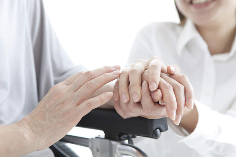 东方人,头发,两个人,家庭,夫妻,坐,蹲,笑,摸,微笑,露齿笑,横图,室内,特写,白天,白色背景,正面,爱情,亚洲,抚摸,服装,朦胧,模糊,工具,浪漫,注视,休闲装,黄种人,一个,衣服,白色,黑色,轮椅,复健,观察,看,靠,靠着,倚靠,休闲,康复,温暖,温馨,一家人,休闲服,器械,恩爱,恋人,摄影,服饰,影棚,单个,观看,和睦,察看,医疗设备,倚着,关注,医疗器械,医疗工具,辅助设备,老年男性,老年女性,男人,男性,女人,女性,亚洲人,夫妇,情侣,触摸,蹲着,接触,坐着,半身,彩图,影棚拍摄,拍摄,伴侣,融洽