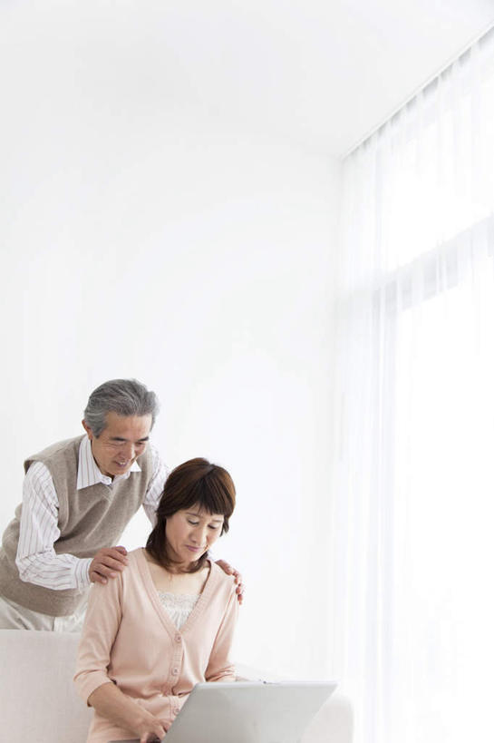 东方人,头发,两个人,家庭,夫妻,客厅,站,坐,摸,竖图,室内,白天,正面,爱情,电脑,笔记本电脑,窗户,靠垫,落地窗,沙发,亚洲,撑,抚摸,阴影,服装,光线,网络,影子,墙,靠枕,浪漫,休闲装,黄种人,通讯设备,玻璃窗,墙壁,墙面,衣服,白色,阳光,垫子,枕头,靠,靠着,倚靠,站着,休闲,温暖,温馨,一家人,休闲服,恩爱,恋人,服饰,和睦,无线,起居室,撑着,倚着,通信设备,无线网络,布艺沙发,无线上网,便携式电脑,手提电脑,老年男性,老年女性,男人,男性,女人,女性,亚洲人,夫妇,情侣,触摸,接触,站立,坐着,半身,彩图,伴侣,融洽