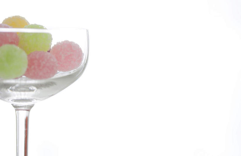 无人,横图,室内,特写,白天,白色背景,正面,杯子,一堆,许多,阴影,堆叠,堆积,光线,高脚杯,影子,食品,糖,糖果,甜点,甜品,玻璃制品,食物,红色,绿色,阳光,酒杯,甜食,球体,摄影,影棚,堆,香槟杯,硬糖,玻璃杯,彩图,影棚拍摄,拍摄