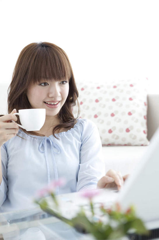 东方人,头发,一个人,客厅,坐,捧,摸,竖图,室内,白天,正面,电脑,笔记本电脑,植物,窗户,靠垫,沙发,桌子,杯子,亚洲,仅一个年轻女性,仅一个女性,仅一个人,抚摸,握,阴影,服装,光线,网络,瓷器,盆栽,影子,办公桌,墙,咖啡杯,靠枕,盆景,陶瓷制品,拿,拿着,注视,休闲装,黄种人,通讯设备,玻璃窗,墙壁,墙面,衣服,蓝色,绿色,黑色,阳光,自然,垫子,枕头,观察,看,休闲,休闲服,握着,服饰,生长,成长,观看,一台,察看,无线,起居室,关注,瓷杯,通信设备,无线网络,布艺沙发,无线上网,便携式电脑,手提电脑,年轻女性,女人,女性,亚洲人,触摸,端,端着,接触,捧着,手捧,坐着,半身,彩图