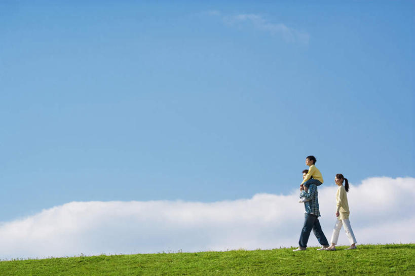 东方人,儿童,头发,三个人,家庭,夫妻,母亲,父亲,儿子,站,走,笑,摸,微笑,露齿笑,横图,室外,白天,侧面,爱情,旅游,度假,纯洁,草地,草坪,植物,亚洲,抚摸,阴影,服装,光线,影子,云,云朵,浪漫,云彩,注视,休闲装,黄种人,娱乐,草,小孩,骑,衣服,蓝色,绿色,白色,黑色,白云,蓝天,天空,阳光,天,观察,看,扛,站着,享受,休闲,温暖,温馨,父子,母子,三口之家,一家人,休闲服,恩爱,放松,父爱,可爱,母爱,童年,童趣,恋人,服饰,观看,和睦,察看,关注,童真,烂漫,无邪,扛在肩上,骑在肩上,天真,男孩,男人,男性,年轻男性,年轻女性,女人,女性,亚洲人,孩子,年轻人,夫妇,情侣,步行,触摸,接触,散步,站立,走路,彩图,全身,伴侣,融洽,男生