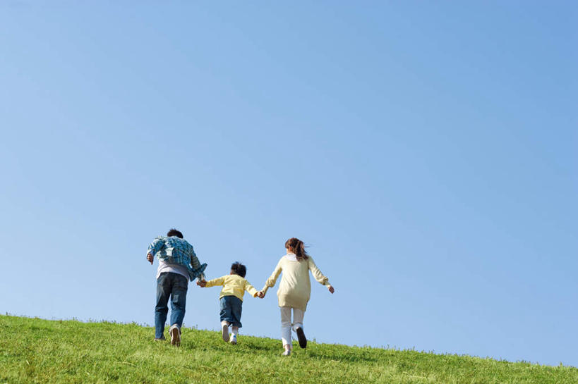 东方人,儿童,三个人,家庭,夫妻,母亲,父亲,儿子,站,伸展双臂,握手,摸,横图,室外,白天,爱情,旅游,度假,纯洁,草地,草坪,植物,亚洲,一排,抚摸,阴影,服装,整齐,光线,影子,浪漫,注视,休闲装,黄种人,娱乐,草,排列,小孩,背面,衣服,黄色,蓝色,绿色,白色,蓝天,天空,阳光,天,观察,看,站着,享受,休闲,温暖,温馨,父子,母子,三口之家,一家人,休闲服,恩爱,放松,父爱,可爱,母爱,童年,童趣,恋人,服饰,晴朗,观看,和睦,察看,队列,关注,童真,烂漫,无邪,万里无云,天真,男孩,男人,男性,年轻男性,年轻女性,女人,女性,亚洲人,孩子,年轻人,夫妇,情侣,晴空,晴空万里,敞开双臂,触摸,接触,拉手,伸开双臂,手拉手,手握手,展开双肩,站立,张开手臂,张开双臂,彩图,全身,伴侣,融洽,男生