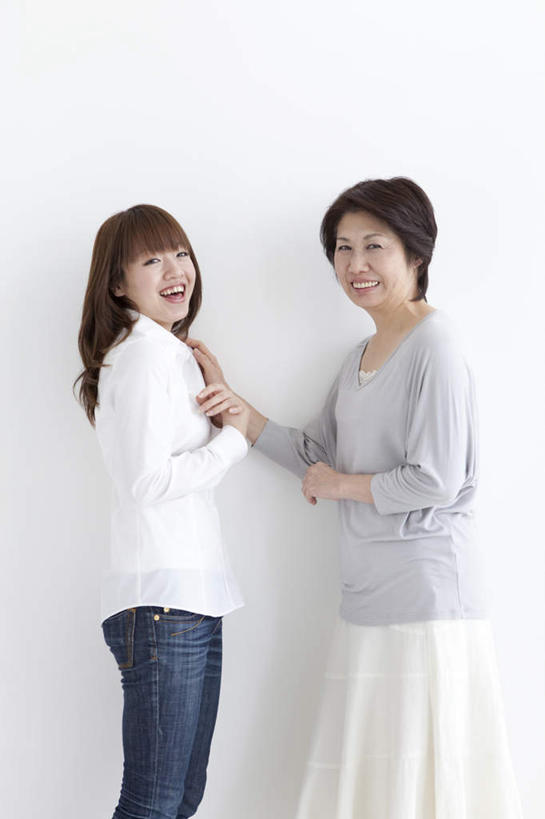 东方人,头发,两个人,家庭,母亲,女儿,站,笑,摸,微笑,露齿笑,竖图,室内,白天,白色背景,侧面,裙子,亚洲,抚摸,服装,墙,褐色,注视,休闲装,黄种人,长裙,相视,墙壁,墙面,衣服,白色,黑色,观察,看,站着,休闲,温暖,温馨,母女,一家人,面对面,休闲服,母爱,摄影,服饰,影棚,观看,半身裙,对视,和睦,察看,关注,相对,相看,老年女性,年轻女性,女人,女性,亚洲人,触摸,接触,站立,半身,彩图,影棚拍摄,拍摄,融洽