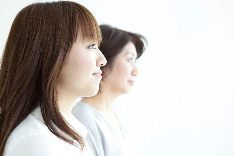 东方人,头发,两个人,家庭,母亲,女儿,坐,笑,微笑,露齿笑,横图,室内,白天,白色背景,侧面,亚洲,服装,注视,休闲装,黄种人,衣服,黄色,白色,观察,看,靠,靠着,倚靠,休闲,温暖,温馨,母女,一家人,休闲服,母爱,摄影,服饰,影棚,观看,和睦,察看,倚着,关注,老年女性,年轻女性,女人,女性,亚洲人,长发,坐着,半身,彩图,影棚拍摄,拍摄,融洽