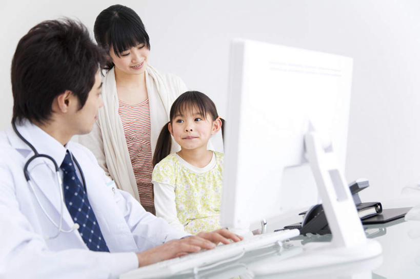 东方人,儿童,头发,三个人,家庭,母亲,女儿,伙伴,朋友,办公室,站,坐,笑,摸,微笑,露齿笑,横图,室内,白天,侧面,友谊,纯洁,电脑,笔记本电脑,桌子,亚洲,抚摸,敲打,服装,网络,办公桌,墙,扭头,注视,休闲装,黄种人,输入,通讯设备,墙壁,墙面,一个,小孩,衣服,黄色,黑色,听诊器,打字,观察,看,靠,靠着,倚靠,站着,转头,休闲,温暖,温馨,母女,一家人,休闲服,可爱,母爱,童年,童趣,服饰,单个,观看,点击,敲击,和睦,察看,医疗设备,无线,倚着,关注,通信设备,无线网络,无线上网,便携式电脑,童真,烂漫,无邪,天真,友情,按键,手提电脑,年轻女性,女孩,女人,女性,亚洲人,孩子,年轻人,触摸,接触,站立,坐着,半身,彩图,融洽,女生