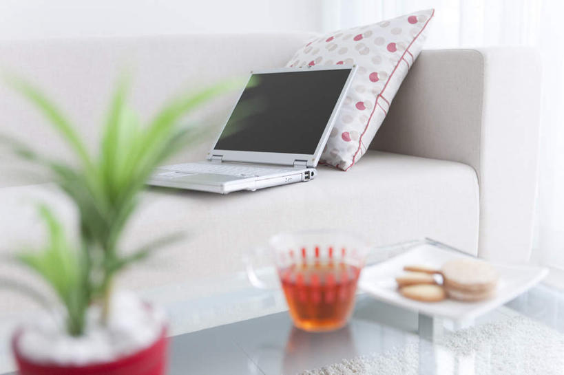 点心,无人,横图,室内,特写,白天,正面,电脑,笔记本电脑,植物,靠垫,沙发,杯子,餐具,阴影,朦胧,模糊,光线,网络,瓷器,碟子,盘,盆栽,影子,食品,甜点,甜品,咖啡杯,靠枕,盆景,陶瓷制品,通讯设备,食物,糕点,绿色,阳光,自然,盘子,垫子,碟,枕头,甜食,生长,成长,无线,瓷杯,通信设备,无线网络,布艺沙发,无线上网,便携式电脑,手提电脑,彩图