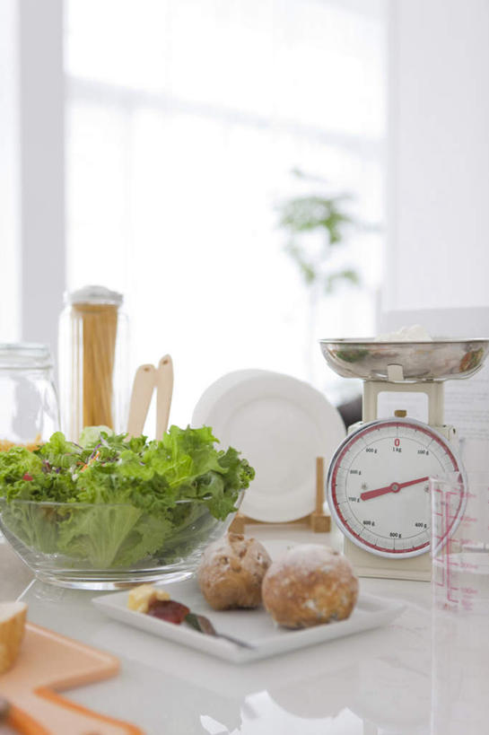 无人,竖图,俯视,室内,特写,白天,仪器,植物,厨房,蔬菜,土豆,餐具,阴影,朦胧,模糊,新鲜,光线,碟子,盘,盆栽,影子,勺子,生菜,莴苣,食品,盆景,食物,两个,绿色,阳光,自然,盘子,调羹,碟,汤匙,有机食品,绿色食品,生长,成长,一台,衡量,计量,台秤,馍馍蛋,衡器,春菜,鹅仔菜,莴仔菜,千金菜,叶用莴苣,秤,进餐用具,烹调用具,洋芋,山药蛋,马铃薯,彩图,高角度拍摄,灶间