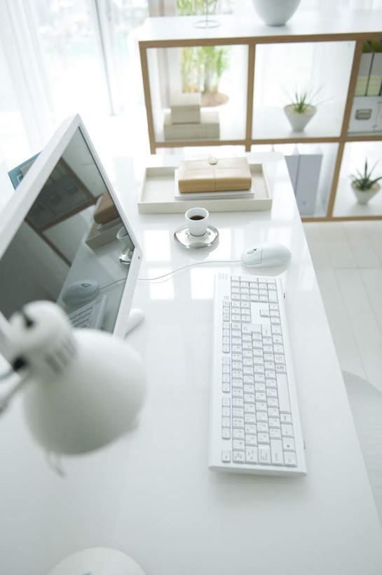 无人,栏杆,竖图,俯视,室内,白天,电脑,笔记本电脑,植物,柜子,台灯,桌子,杯子,餐具,书籍,照明,一堆,许多,阴影,堆叠,堆积,光线,网络,瓷器,瓷砖,地砖,碟子,盘,盆栽,影子,办公桌,围栏,灯光,咖啡杯,盆景,陶瓷制品,地面,通讯设备,护栏,灯,树,树木,绿色,阳光,自然,盘子,橱柜,灯具,碟,生长,成长,堆,照亮,无线,照明设备,瓷杯,通信设备,无线网络,无线上网,便携式电脑,手提电脑,书,图书,彩图,高角度拍摄