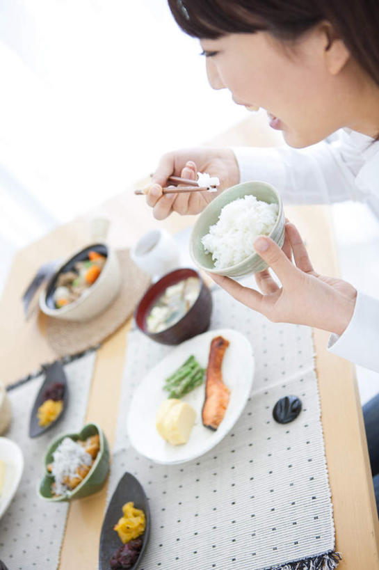 点心,米饭,东方人,头发,一个人,客厅,坐,举,笑,摸,吃,微笑,露齿笑,竖图,俯视,室内,白天,烹饪,柜子,桌子,杯子,餐具,亚洲,仅一个年轻女性,仅一个女性,仅一个人,一条,抚摸,握,服装,瓷器,碟子,盘,围裙,办公桌,肉,日本料理,料理,食品,甜点,甜品,咖啡杯,陶瓷制品,饭,拿,拿着,注视,休闲装,黄种人,菜肴,美食,肉类,食物,糕点,衣服,粉色,绿色,黑色,盘子,橱柜,碟,碗,日式料理,甜食,观察,看,靠,靠着,托,倚靠,休闲,日式,休闲服,握着,服饰,佳肴,观看,五谷,察看,起居室,倚着,关注,瓷杯,肉食,年轻女性,女人,女性,亚洲人,触摸,接触,举起,举手,举着,嚼,食,向上举,向上伸,向上托,坐着,半身,彩图,高角度拍摄