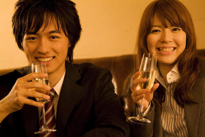 红酒,葡萄酒,东方人,头发,两个人,伙伴,朋友,商务人士,商务男性,商务女性,餐厅,坐,捧,笑,摸,微笑,露齿笑,横图,室内,白天,正面,衬衫,友谊,桌子,杯子,亚洲,抚摸,喝,握,套装,高脚杯,办公桌,墙,领带,红酒杯,白葡萄酒,酒类,两杯,拿,拿着,注视,黄种人,墙壁,墙面,玻璃制品,酒,饮料,两个,黑色,酒杯,观察,看,靠,靠着,倚靠,握着,观看,察看,倚着,关注,商务装,工薪阶层,友情,男人,男性,年轻男性,年轻女性,女人,女性,亚洲人,长发,白领,上班族,玻璃杯,触摸,端,端着,接触,捧着,手捧,坐着,半身,彩图,衬衣,餐馆,饭店,饭馆