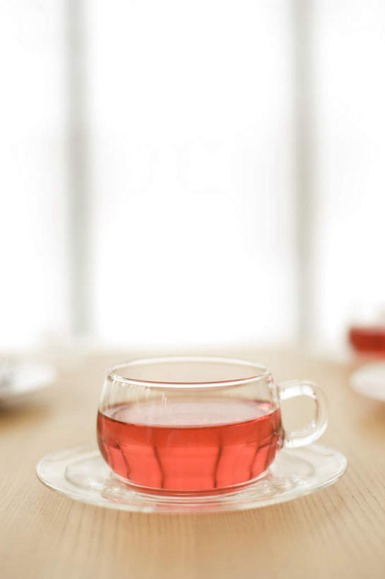 无人,竖图,俯视,室内,特写,白天,床,桌子,杯子,餐具,阴影,朦胧,模糊,光线,瓷器,碟子,盘,液体,影子,办公桌,双人床,床单,咖啡杯,陶瓷制品,被子,三个,红色,阳光,盘子,碟,被单,瓷杯,彩图,高角度拍摄