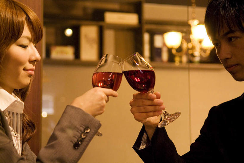 红酒,葡萄酒,东方人,两个人,伙伴,朋友,商务人士,商务男性,商务女性,餐厅,站,举,闭眼,笑,微笑,露齿笑,横图,照片,室内,白天,侧面,衬衫,友谊,杯子,餐具,照明,亚洲,握,套装,庆祝,壁灯,碟子,高脚杯,盘,墙,灯光,领带,红酒杯,酒类,两杯,拿,拿着,注视,黄种人,相视,墙壁,墙面,玻璃制品,灯,酒,饮料,盘子,酒杯,灯具,碟,干杯,观察,看,碰杯,托,站着,面对面,红葡萄酒,交际,友好,握着,摄影,观看,对视,照亮,庆贺,察看,照明设备,关注,礼仪,相对,商务装,敬酒,工薪阶层,相看,劝酒,友情,男人,男性,年轻男性,年轻女性,女人,女性,亚洲人,白领,上班族,玻璃杯,相片,闭眼睛,闭着眼,闭着眼睛,举起,举手,举着,向上举,向上伸,向上托,站立,半身,彩图,衬衣,拍摄,照相,餐馆,饭店,饭馆