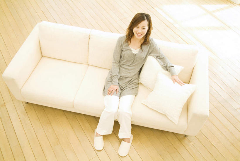 东方人,头发,一个人,坐,笑,摸,微笑,露齿笑,横图,俯视,室内,白天,地板,靠垫,沙发,亚洲,仅一个年轻女性,仅一个女性,仅一个人,撑,抚摸,阴影,服装,光线,影子,靠枕,地面,注视,休闲装,黄种人,木地板,两个,衣服,黑色,灰色,阳光,垫子,枕头,观察,看,靠,靠着,倚靠,休闲,休闲服,服饰,观看,察看,撑着,倚着,关注,布艺沙发,年轻女性,女人,女性,亚洲人,长发,触摸,接触,抬头,仰头,坐着,彩图,高角度拍摄,全身