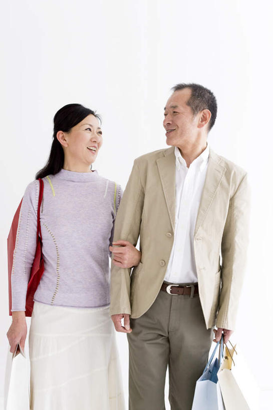 东方人,背,头发,两个人,家庭,夫妻,站,抱,笑,微笑,露齿笑,竖图,室内,白天,白色背景,正面,衬衫,裙子,爱情,购物,消费,袋子,亚洲,服装,环保,包,包装袋,皮包,购物袋,浪漫,拎,注视,休闲装,黄种人,长裙,相视,一个,衣服,红色,紫色,黑色,环保袋,背着,观察,看,站着,休闲,温暖,温馨,一家人,面对面,休闲服,恩爱,金融,恋人,摄影,服饰,影棚,单个,抱着,观看,半身裙,对视,单肩包,回收,和睦,资源,察看,搂着,购买,关注,相对,贸易,利用,低碳,循环,相看,老年男性,老年女性,男人,男性,女人,女性,亚洲人,夫妇,情侣,搂,搂抱,相抱,站立,半身,彩图,影棚拍摄,衬衣,拍摄,伴侣,融洽,拎着