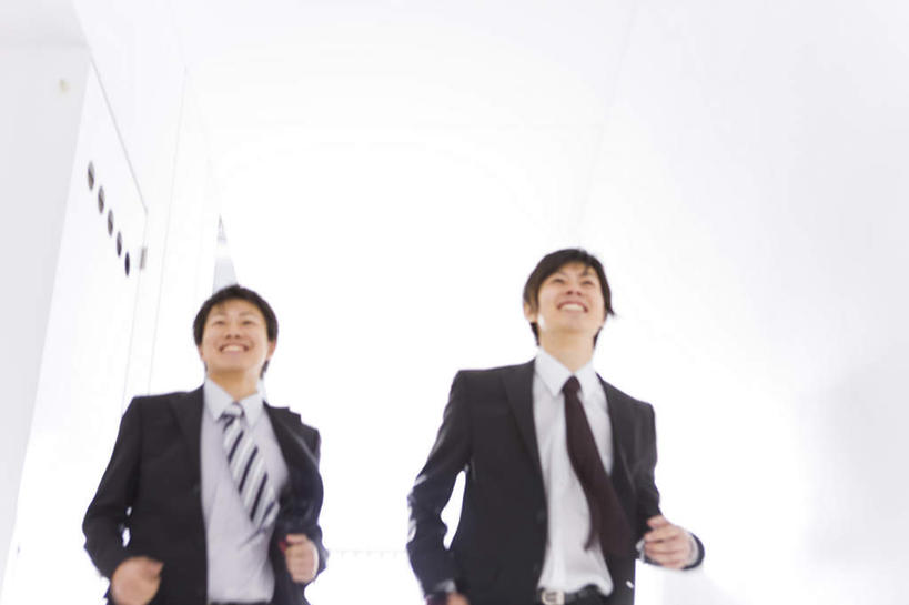 东方人,头发,两个人,伙伴,朋友,商务人士,商务男性,站,跑,笑,微笑,露齿笑,横图,室内,白天,正面,衬衫,锻炼,友谊,运动,窗户,亚洲,阴影,套装,光线,瓷砖,地砖,影子,墙,领带,地面,注视,黄种人,玻璃窗,墙壁,墙面,黑色,阳光,观察,看,站着,抬手,观看,察看,关注,商务装,工薪阶层,体育,友情,男人,男性,年轻男性,亚洲人,白领,上班族,跑步,站立,半身,彩图,衬衣,健身