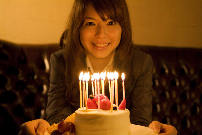 点心,东方人,头发,一个人,商务人士,商务女性,餐厅,坐,捧,笑,微笑,露齿笑,横图,室内,白天,正面,餐桌,桌子,草莓,浆果,蜡烛,水果,亚洲,仅一个年轻女性,仅一个女性,仅一个人,一块,许多,握,套装,新鲜,火焰,烛光,生食,食品,果实,燃烧,拿,拿着,注视,黄种人,文化,食物,糕点,红色,黑色,生日蛋糕,点燃,观察,看,靠,靠着,祈祷,倚靠,握着,许愿,有机食品,绿色食品,餐台,观看,纪念,祈求,察看,倚着,关注,商务装,工薪阶层,平安,年轻女性,女人,女性,亚洲人,长发,白领,上班族,洋莓,水果皇后,红莓,地莓,端,端着,捧着,手捧,坐着,半身,彩图,餐馆,饭店,饭馆,蛋糕