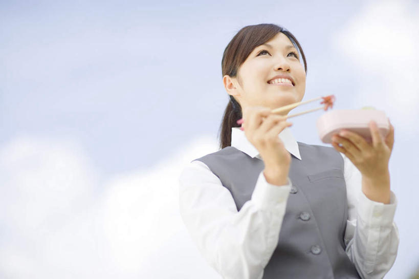 点心,东方人,头发,一个人,站,捧,笑,摸,微笑,露齿笑,横图,室外,白天,仰视,衬衫,旅游,度假,筷子,餐具,亚洲,仅一个年轻女性,仅一个女性,仅一个人,抚摸,握,阴影,光线,碟子,盘,影子,云,云朵,食品,甜点,甜品,拿,云彩,拿着,注视,黄种人,文化,娱乐,传统,食物,糕点,蓝色,黑色,灰色,白云,蓝天,天空,阳光,盘子,碟,甜食,天,观察,看,站着,享受,休闲,放松,握着,观看,礼节,察看,关注,礼仪,年轻女性,女人,女性,亚洲人,长发,进餐用具,触摸,端,端着,接触,捧着,手捧,站立,半身,彩图,低角度拍摄,衬衣