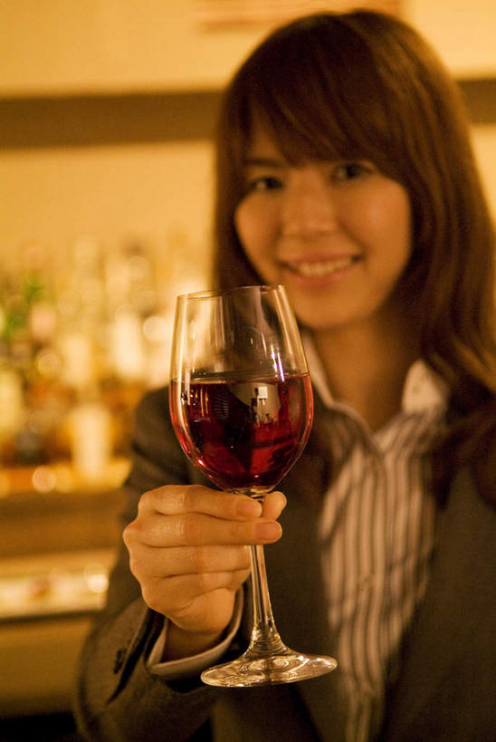 红酒,葡萄酒,东方人,头发,一个人,商务人士,商务女性,餐厅,站,捧,摸,竖图,室内,白天,正面,衬衫,柜子,桌子,杯子,亚洲,仅一个年轻女性,仅一个女性,仅一个人,许多,抚摸,握,套装,朦胧,模糊,高脚杯,办公桌,墙,领带,红酒杯,酒类,一杯,拿,拿着,注视,黄种人,墙壁,墙面,玻璃制品,酒,饮料,黑色,酒杯,橱柜,观察,看,站着,红葡萄酒,握着,观看,察看,关注,商务装,工薪阶层,年轻女性,女人,女性,亚洲人,长发,白领,上班族,玻璃杯,触摸,端,端着,接触,捧着,手捧,站立,半身,彩图,衬衣,餐馆,饭店,饭馆