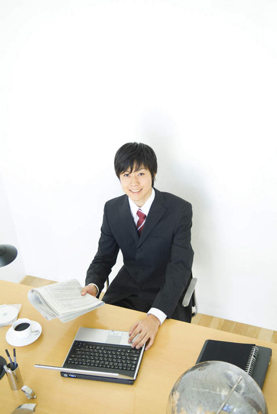 东方人,一个人,商务人士,商务男性,办公室,坐,捧,笑,微笑,露齿笑,竖图,俯视,室内,白天,衬衫,电脑,笔记本电脑,仪器,海洋,杯子,餐具,地图,椅子,亚洲,仅一个男性,仅一个人,握,套装,网格,网络,材料,瓷器,档案,地球仪,碟子,盘,文件,线条,世界地图,墙,地球,陆地,咖啡杯,陶瓷制品,拿,全球,拿着,注视,黄种人,通讯设备,墙壁,墙面,球,仅一个年轻男性,盘子,经纬线,模型,资料,碟,观察,看,靠,靠着,倚靠,球体,握着,地理,国家,观看,大陆,察看,世界,无线,倚着,关注,文档,瓷杯,通信设备,商务装,无线网络,纬线,版图,经线,无线上网,便携式电脑,工薪阶层,经纬仪,地理学,手提电脑,男人,男性,年轻男性,亚洲人,白领,上班族,端,端着,捧着,手捧,坐着,半身,彩图,高角度拍摄,衬衣,大洋,大洲