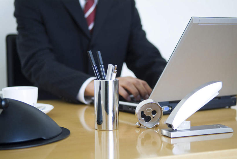 东方人,一个人,商务人士,商务男性,办公室,坐,捧,笑,微笑,露齿笑,横图,室内,白天,正面,衬衫,电脑,笔记本电脑,椅子,亚洲,仅一个男性,仅一个人,许多,连接,握,组合,套装,网络,笔,材料,档案,文件,墙,办公用品,订书机,拿,拿着,注视,黄种人,通讯设备,墙壁,墙面,文具,仅一个年轻男性,一个,学习用品,资料,观察,看,靠,靠着,倚靠,握着,单个,观看,链接,文具用品,察看,无线,装订,倚着,关注,拼接,杠杆,拼凑,文档,通信设备,商务装,无线网络,无线上网,便携式电脑,订书器,工薪阶层,拼合,凑集,聚合,撮合,链结,缝合,手提电脑,男人,男性,年轻男性,亚洲人,白领,上班族,端,端着,捧着,手捧,坐着,半身,彩图,衬衣