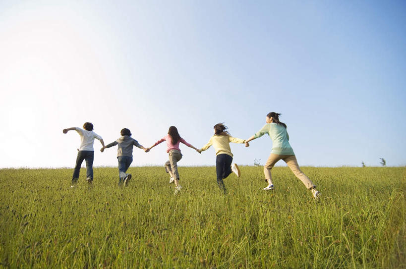 东方人,头发,伙伴,朋友,站,跑,伸展双臂,握手,摸,横图,室外,白天,锻炼,旅游,度假,友谊,成功,运动,合作,团队,集体,信心,草地,草坪,植物,亚洲,五个人,抚摸,阴影,服装,光线,影子,许多人,休闲装,黄种人,娱乐,草,背面,衣服,粉色,黄色,蓝色,绿色,黑色,蓝天,天空,阳光,天,站着,一群人,享受,休闲,休闲服,放松,服饰,晴朗,成就,合伙,万里无云,体育,友情,男人,男性,年轻男性,年轻女性,女人,女性,亚洲人,晴空,晴空万里,敞开双臂,触摸,接触,拉手,跑步,伸开双臂,手拉手,手握手,展开双肩,站立,张开手臂,张开双臂,彩图,全身,健身