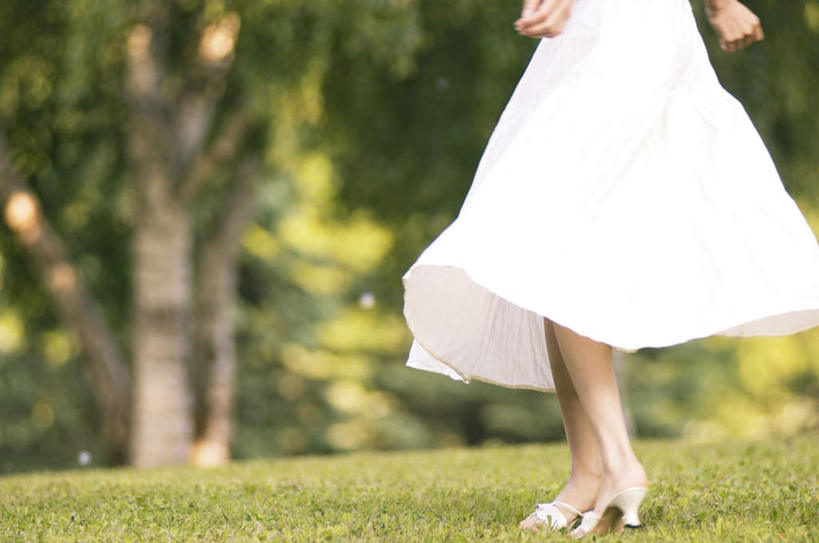 东方人,一个人,站,摸,横图,室外,白天,侧面,裙子,旅游,度假,草地,草坪,植物,亚洲,仅一个年轻女性,仅一个女性,仅一个人,抚摸,阴影,连衣裙,朦胧,模糊,光线,影子,黄种人,娱乐,草,树,树木,绿色,白色,阳光,自然,站着,享受,休闲,放松,转身,生长,成长,年轻女性,女人,女性,亚洲人,触摸,接触,站立,半身,彩图