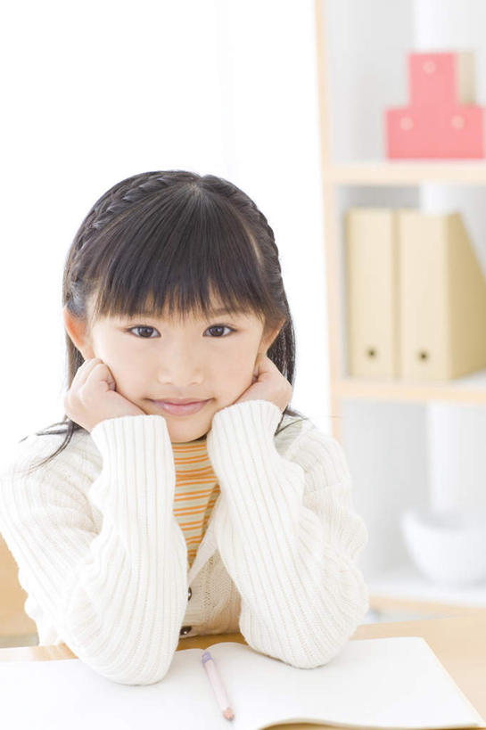 东方人,儿童,头发,一个人,坐,笑,摸,微笑,露齿笑,竖图,室内,白天,正面,纯洁,柜子,书房,亚洲,仅一个女性,仅一个人,撑,抚摸,服装,笔,材料,档案,文件,办公用品,记事本,托腮,注视,休闲装,黄种人,文具,小孩,衣服,白色,黑色,本子,笔记本,学习用品,资料,观察,看,靠,靠着,托,倚靠,仅一个小孩,休闲,休闲服,可爱,童年,童趣,服饰,观看,文具用品,察看,倚着,关注,托下巴,文档,档案柜,童真,烂漫,无邪,天真,女孩,女人,女性,亚洲人,孩子,长发,触摸,接触,坐着,半身,彩图,女生